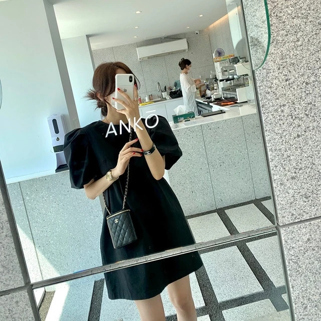 现货。韩国ins。    时髦极简风   圆领泡泡袖宽松连衣裙