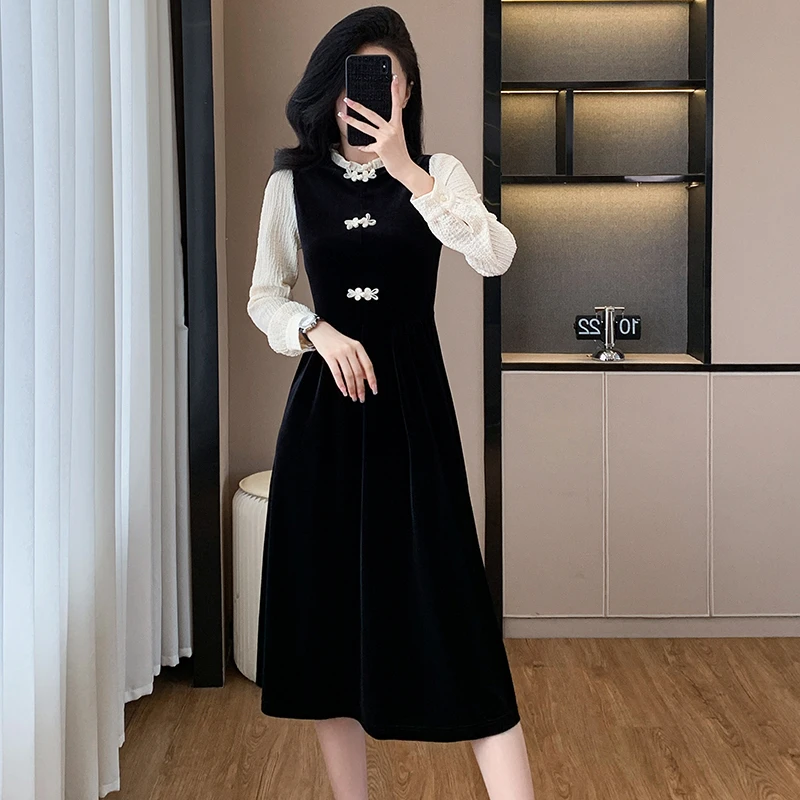 新中式国风拼接收腰中长裙2024秋冬时尚气质设计感盘扣丝绒连衣裙