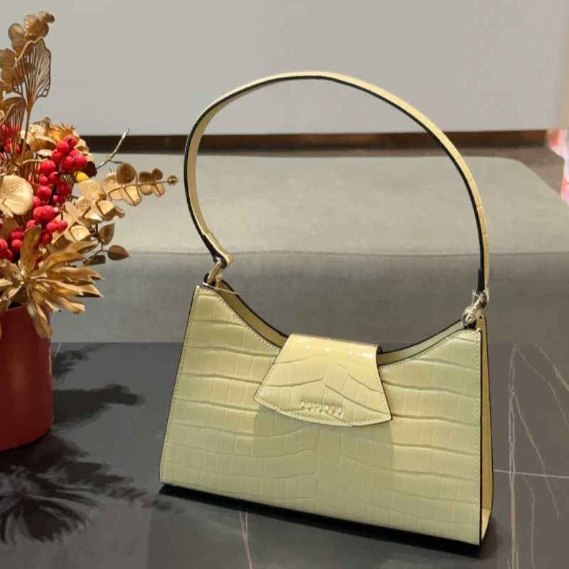 奶黄色单肩腋下包2004