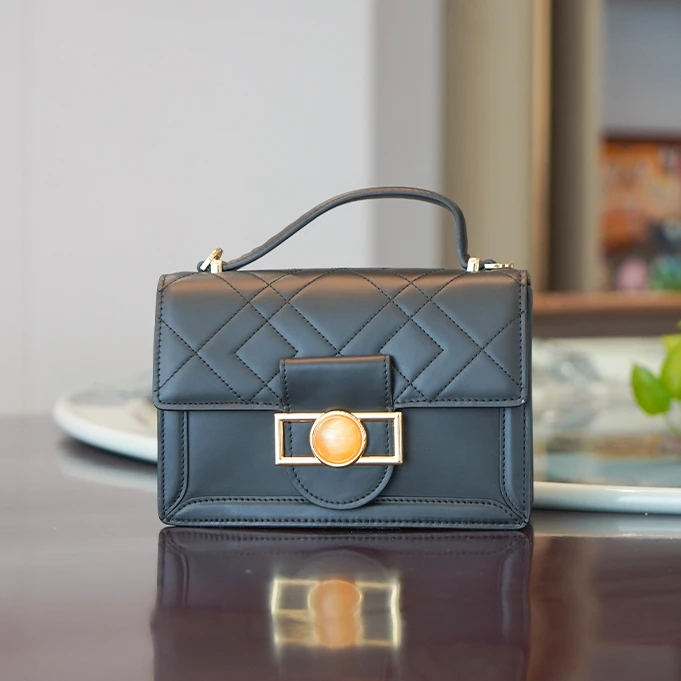 简约暗扣菱形纹手提方包9841