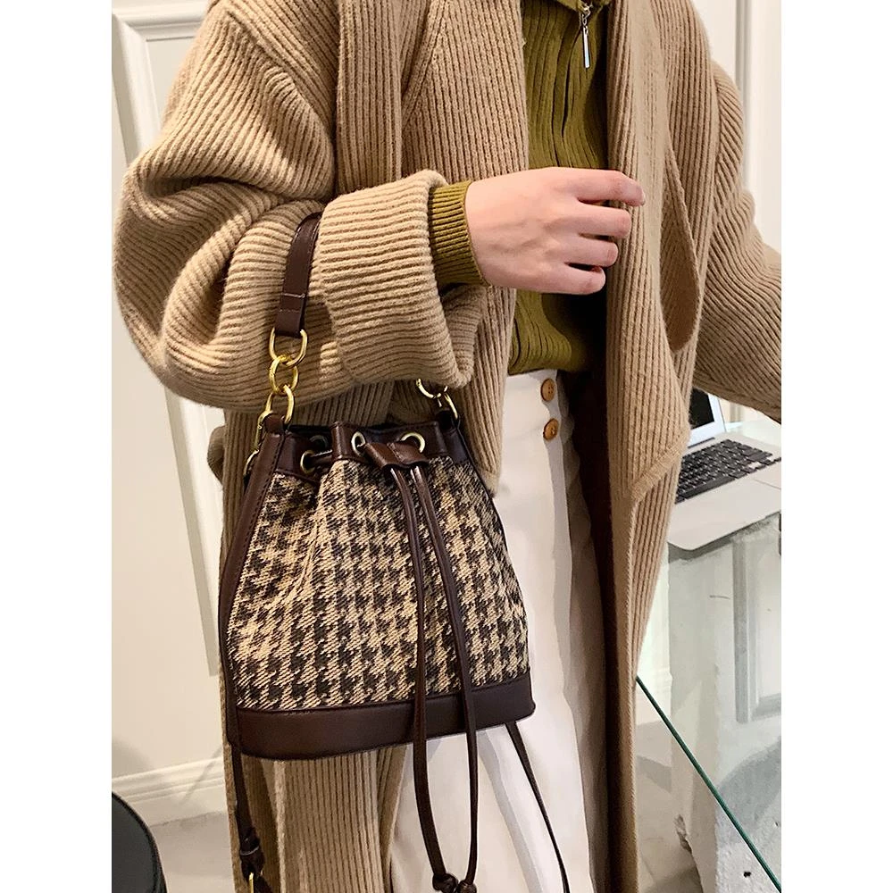 新款包包女2024年爆款水桶包秋冬小众设计单肩斜挎包女士手提小包