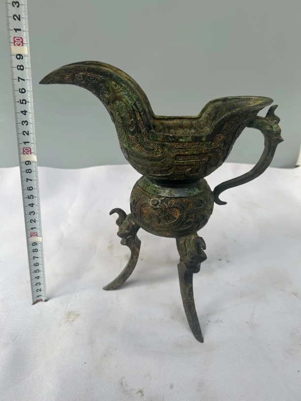 铜器。三足龙凤爵杯