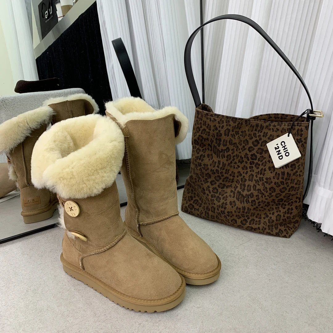 冬季新款雪地靴女款皮毛一体加绒保暖棉鞋平底洋气高筒三粒扣防滑