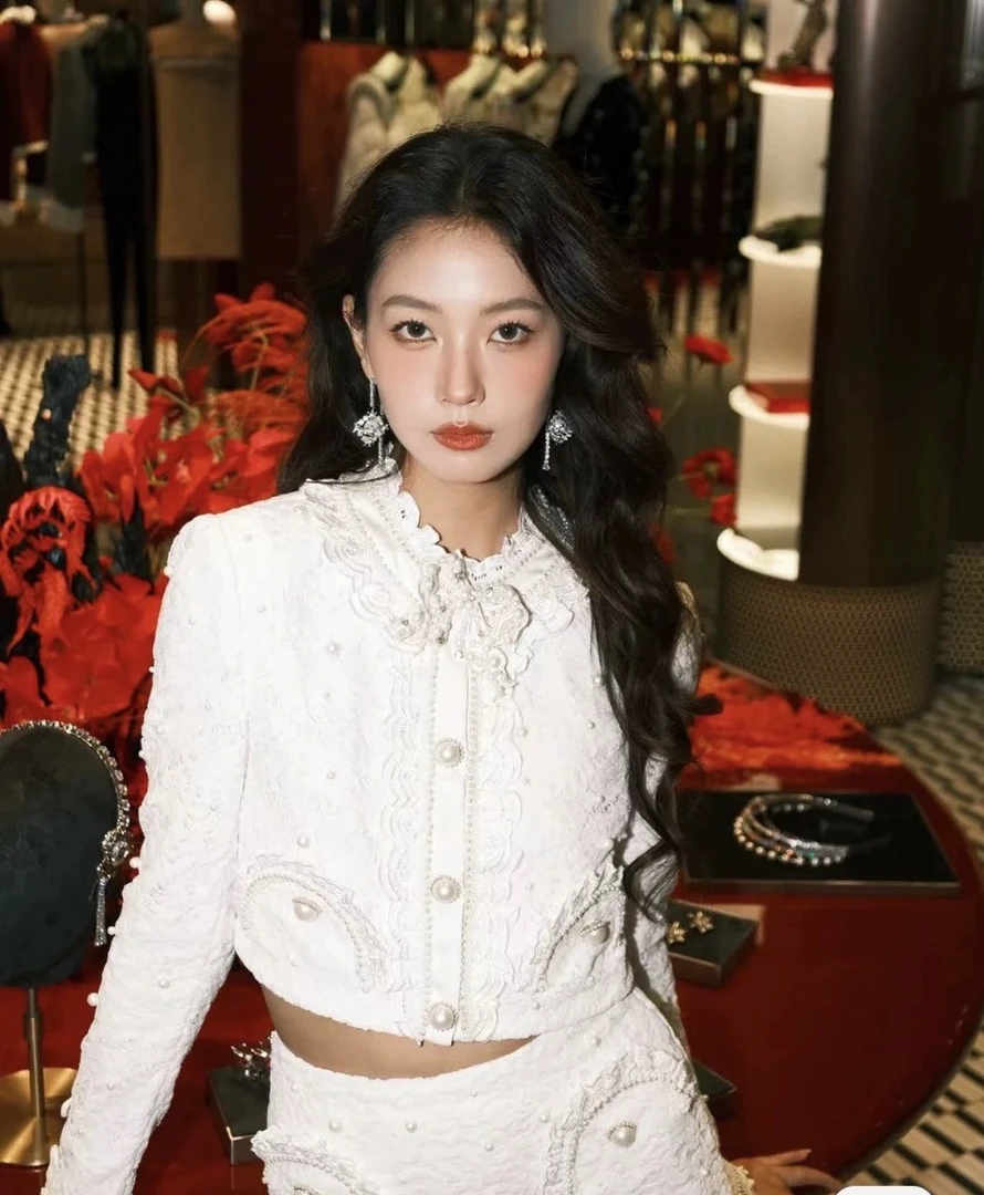 2025年早春新款蕾丝套装女高级感重工刺绣小香风两件套