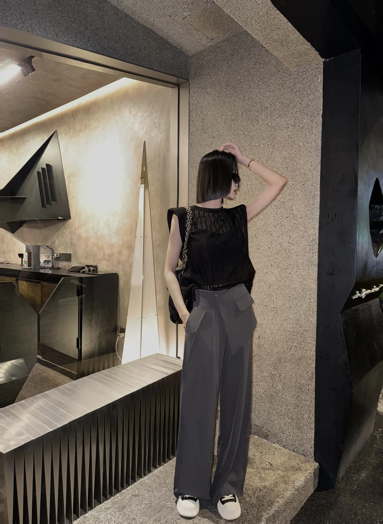 邓蕾婷【沼泽】镂空显瘦针织时尚百搭夏季宽松无袖设计感T恤