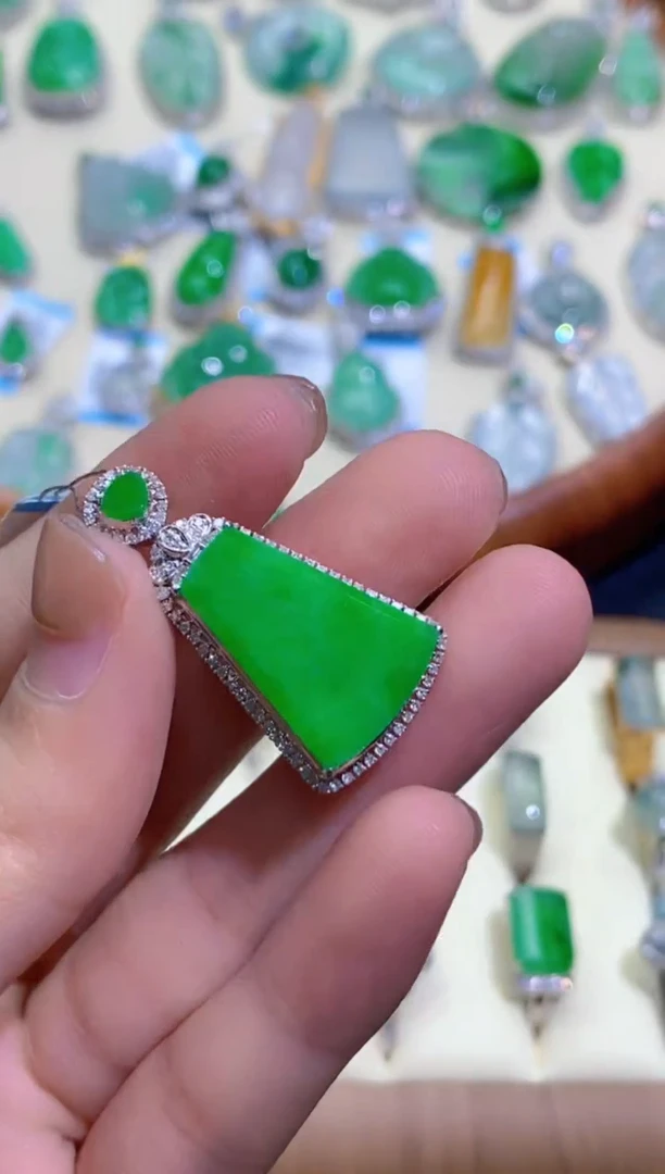 【闪购商品】翡翠颈饰18K金镶嵌18K金镶嵌满绿无事牌吊坠