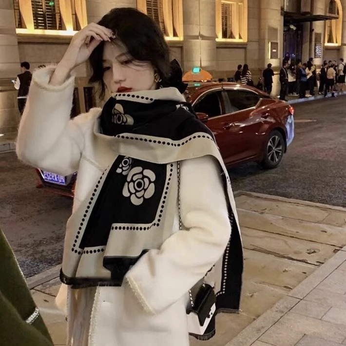 山茶花双面围巾披肩女士小香风秋冬保暖围脖高级黑白色百搭围巾