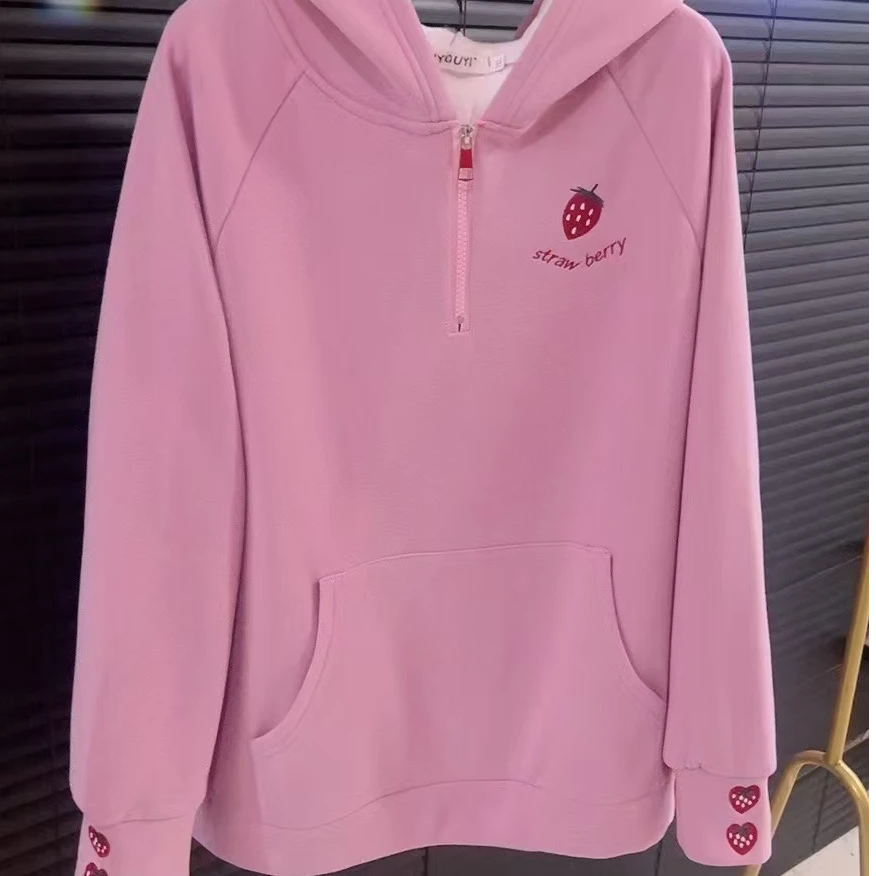 【小曹大码】-1319-加绒韩版大码女装显瘦刺绣草莓减龄百搭连帽卫衣