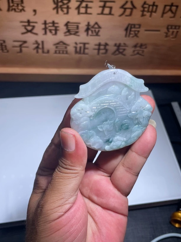 天然A货翡翠吊坠