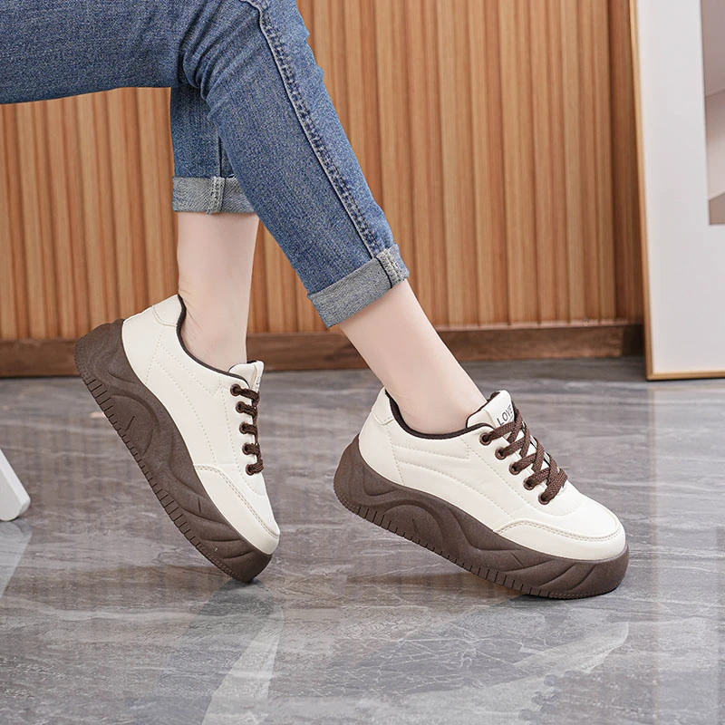 潮流上班旅游不累脚休闲板鞋女增高板鞋新款皮面厚底舒适小白鞋女