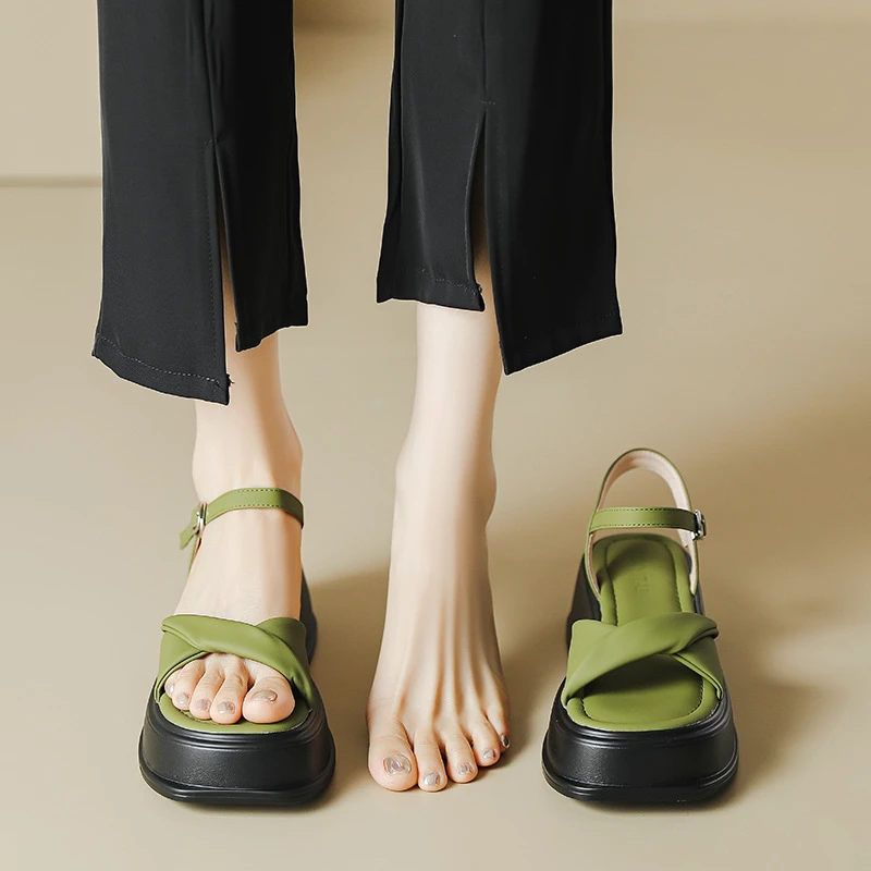厚底凉鞋女2025夏季绿色显白罗马鞋一字带沙滩鞋小码女生外穿凉鞋