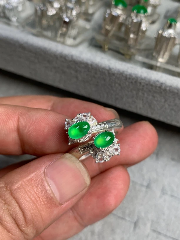 天然缅甸翡翠A货炸光双头绿戒指，铜托镶嵌，可代镶，微瑕支持复检