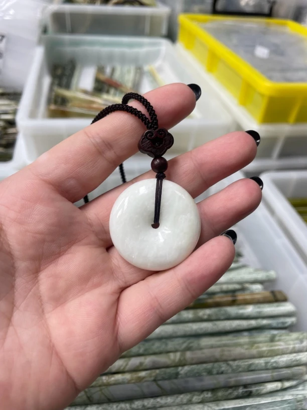 瓷白平安扣(蛇纹石➕方解石)多样性发货绳子颜色不一样介意慎拍