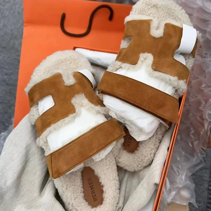 全新未使用 Hermes/爱马仕 货号2417637金棕拼羊羔毛二舅拖鞋37码