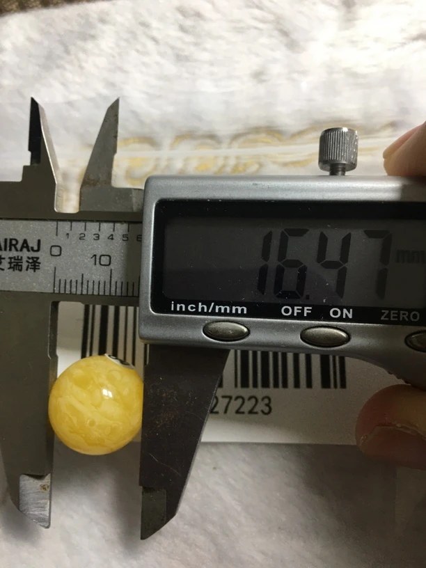 琥珀蜜蜡配饰100元以上有证书基地发货,不满100无需证书直接发货
