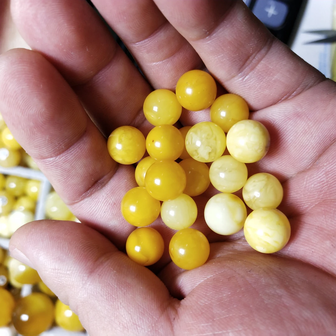 一颗9mm左右琥珀蜜蜡小珠，颜色大小随机发货