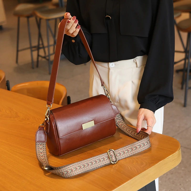 真皮斜挎包女2025新款时尚牛皮复古通勤大容量宽肩带单肩包腋下包