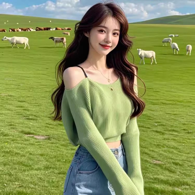 秋天女装时髦洋气露肩绿色针织衫上衣女士外穿短款毛衣秋冬季新款