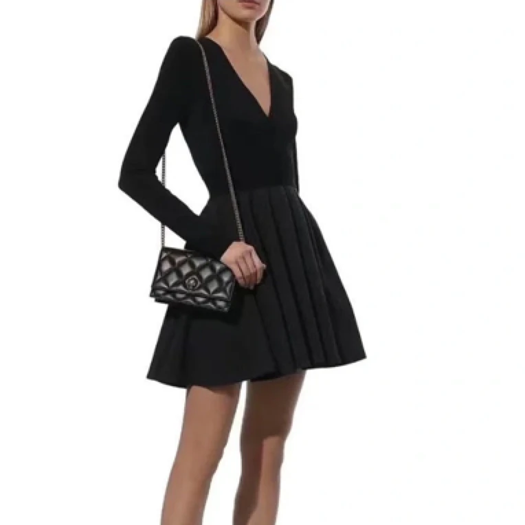 95新 Valentino/华伦天奴 华伦天奴黑色V领连衣裙 XL码