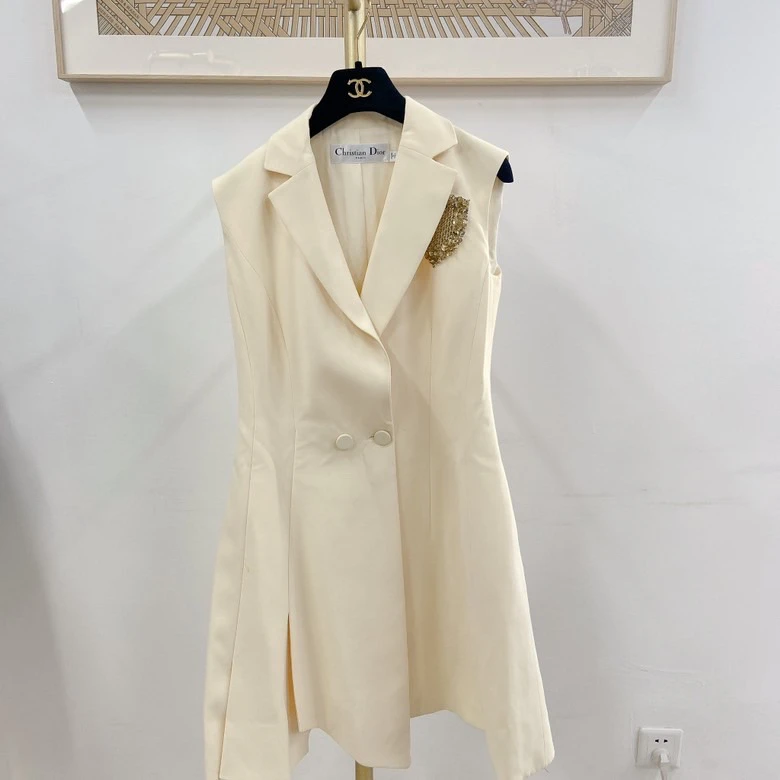 Dior米色勋章亮钻马甲外套/市25000/95新/08170201/涵