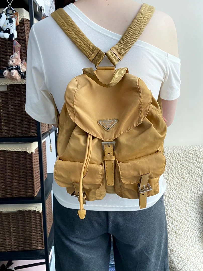 95新 Prada/普拉达 黄色小号双兜双肩包