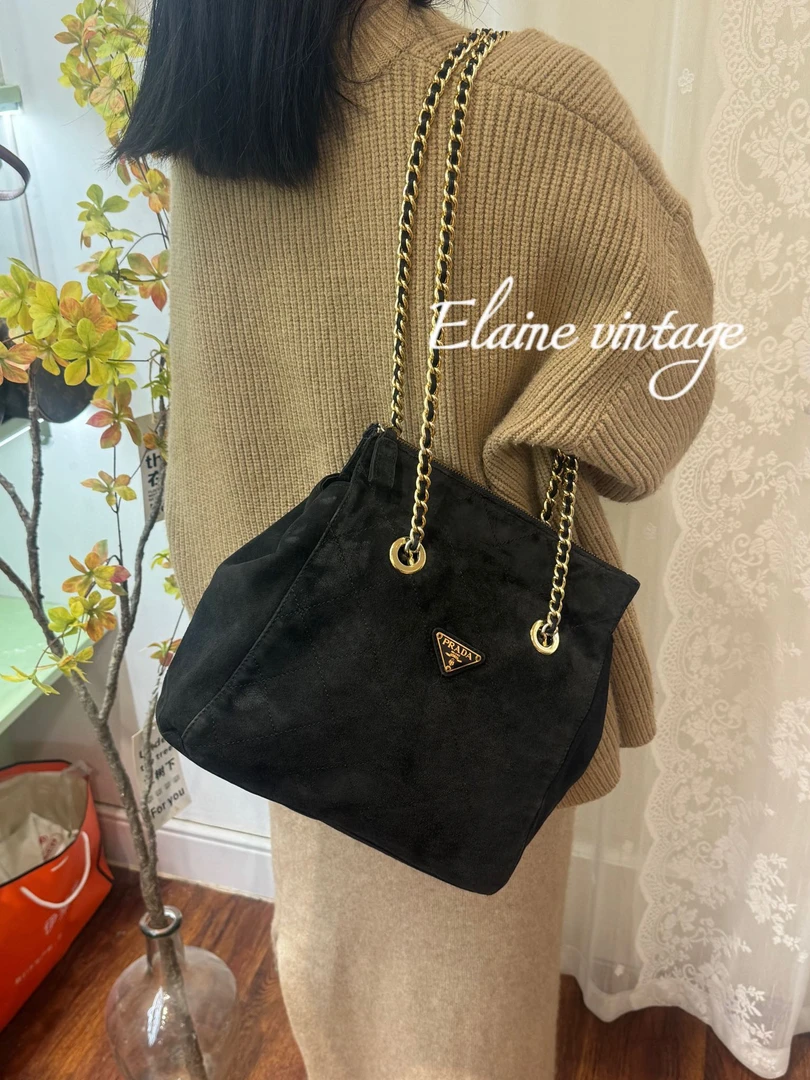 95新 Prada/普拉达 黑色麂皮降落伞流浪包小众斜跨简约肩包