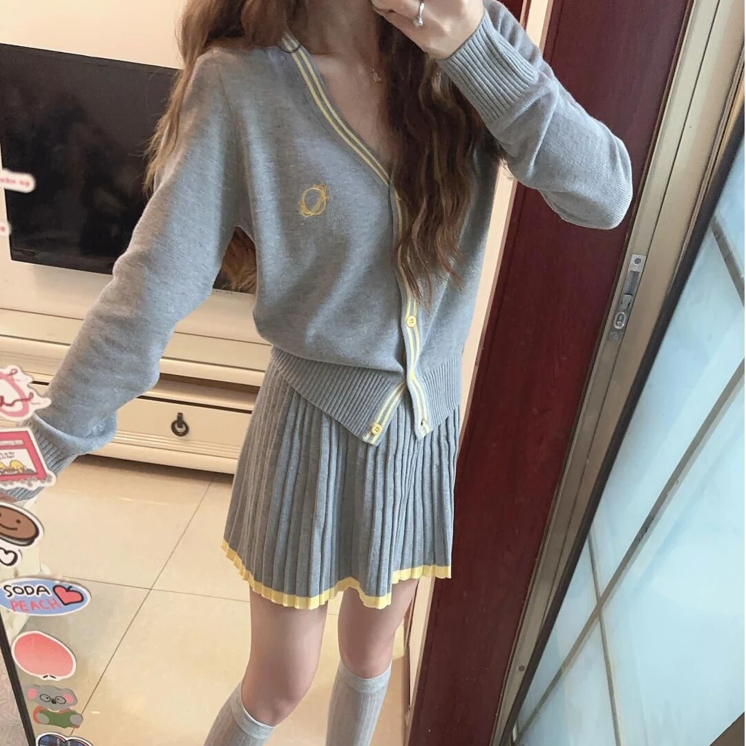 小个子甜辣气质时尚短款v领撞色边针织开衫+短款秋季百褶裙两件套