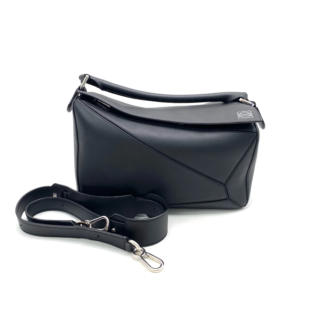 95新 LOEWE/罗意威 黑色全皮中号puzzle斜挎包 尺寸29/19 男士