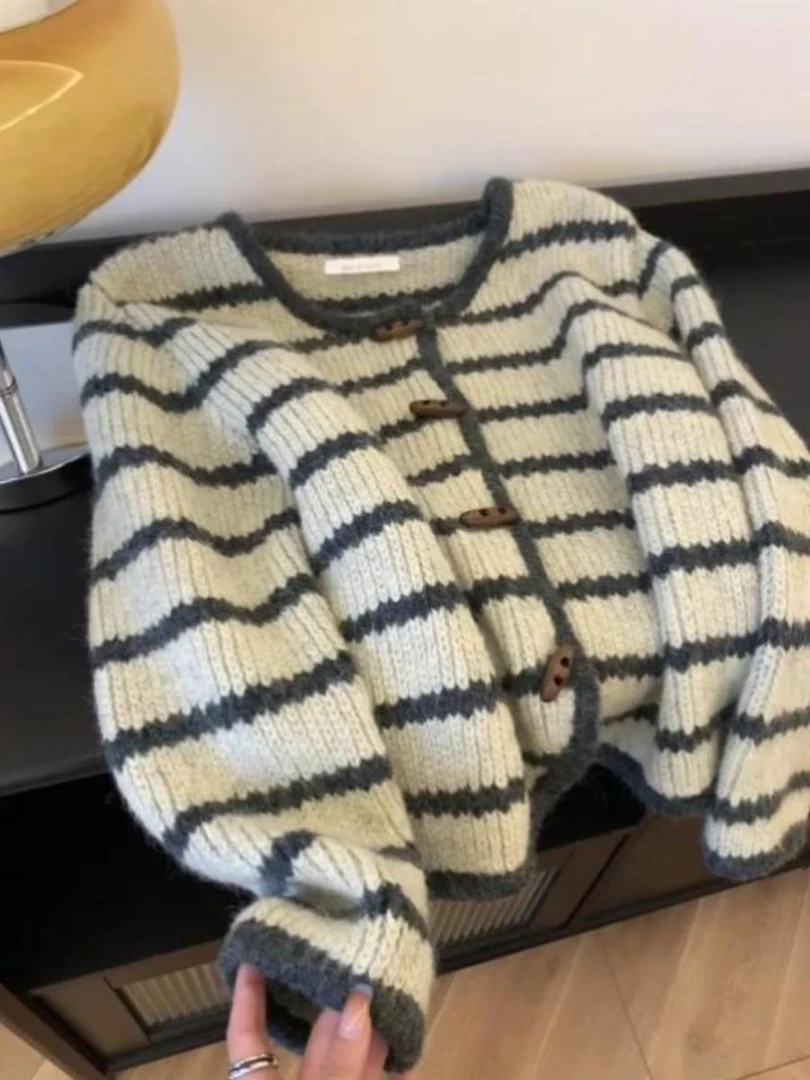 欧货复古条纹针织外套女秋冬季慵懒风牛角扣v领宽松短款毛衣开衫