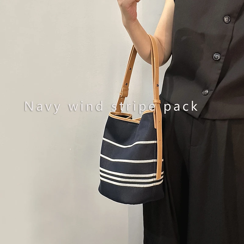 蓝白秋冬大容量水桶包丹宁帆布托特包时尚洋气休闲百搭气质单肩包