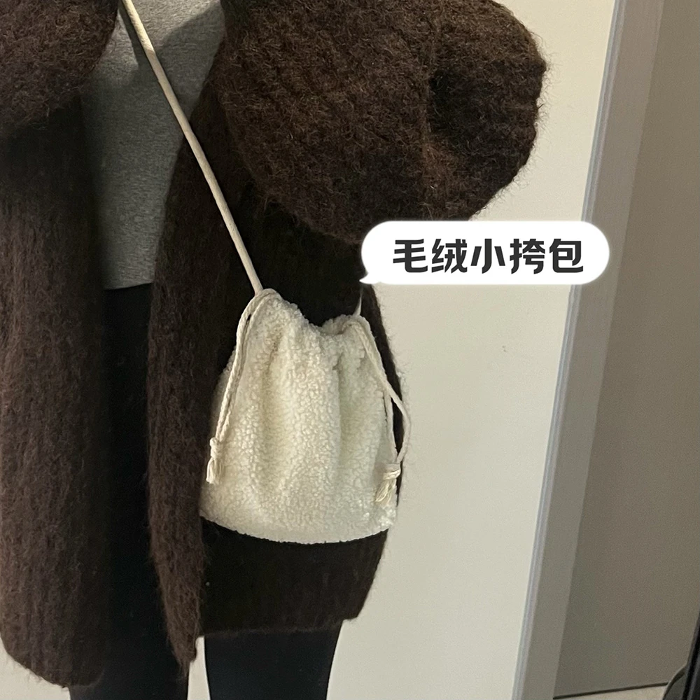 秋冬小包新款日韩百搭毛绒斜挎包抽绳手提水桶网红外出ins加厚