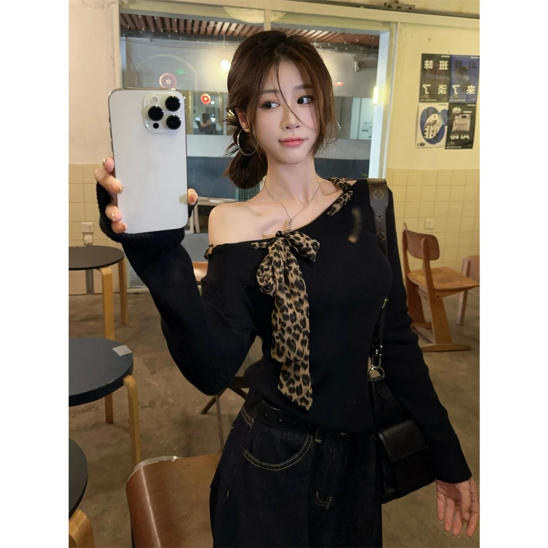 美式豹纹系带长袖针织衫女秋季斜肩内搭打底衫设计感紧身露肩上衣