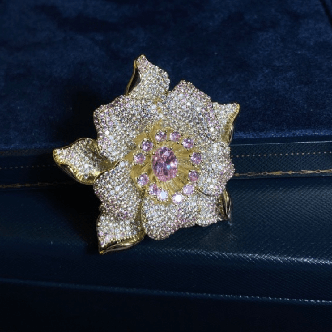 铜合金仿水晶胸针 超美法式轻奢微镶粉色宝石牡丹花胸针重工
