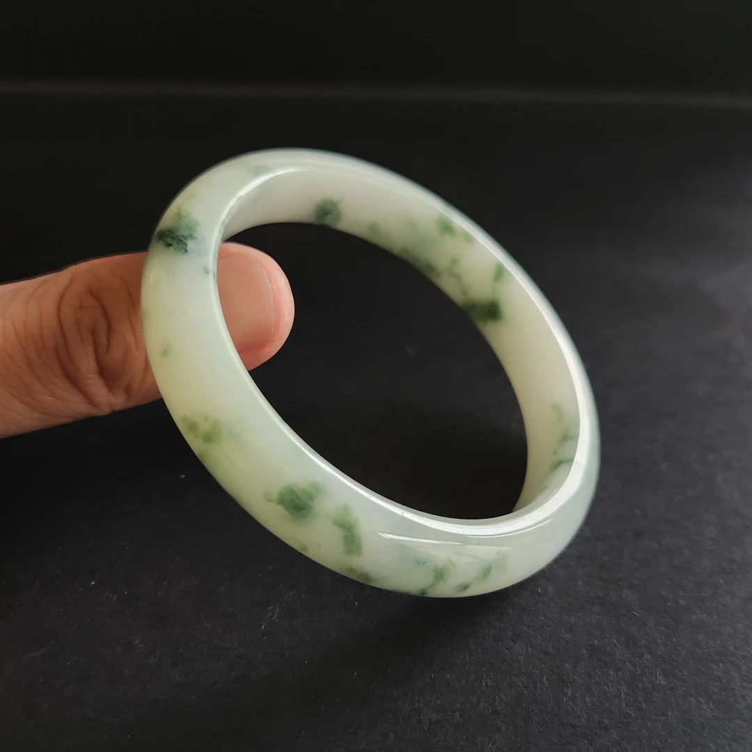 缅甸天然翡翠A货:56正圈飘花手镯时尚镯子精美飘绿女款百搭圈口