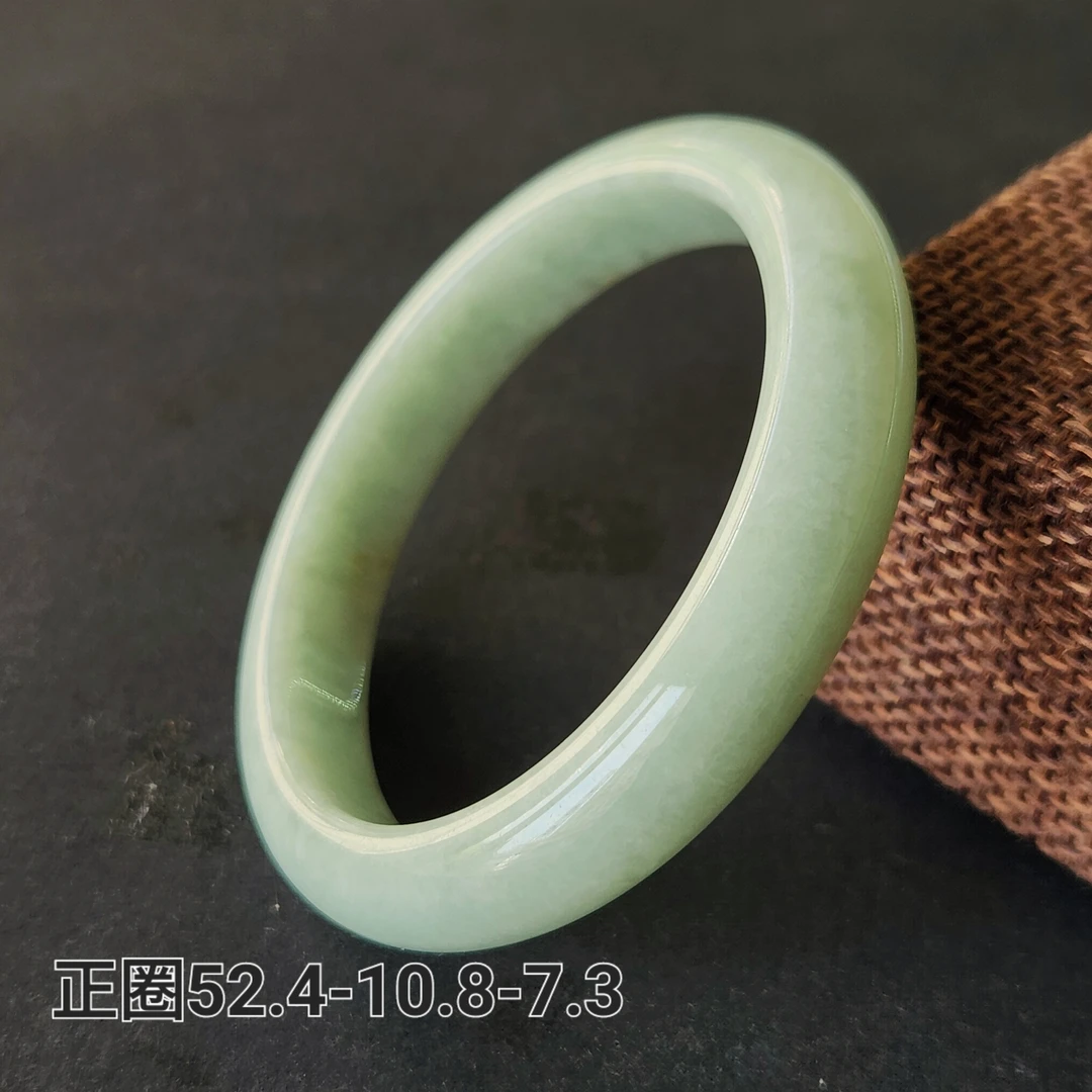 缅甸天然翡翠A货 满色浅绿正圈52手镯 底色清爽均匀 完美度很好