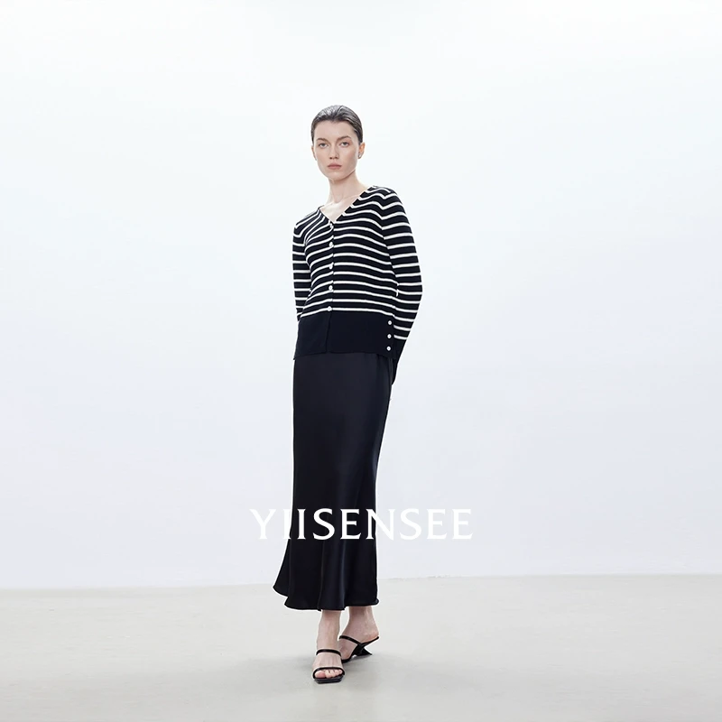 YIISENSEE逸识雅致时光两侧开衩设计知识分子风细条纹V领针织开衫