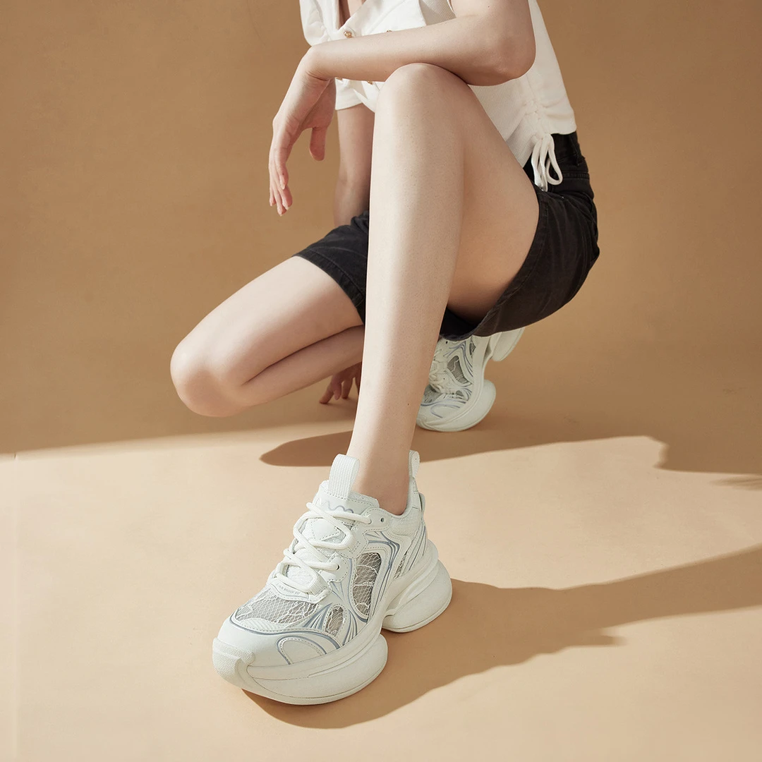 【线下款】设计感刺绣蕾丝皮拼网面增高7.3cm休闲老爹鞋M24A421