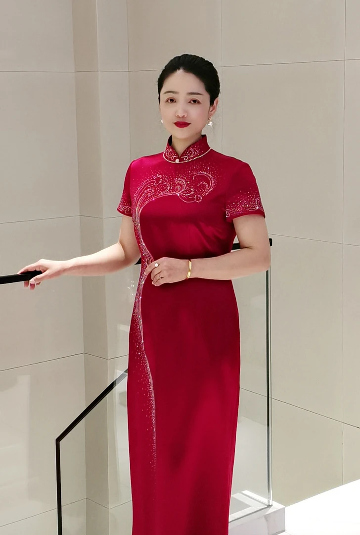 酒红色刺绣款旗袍裙气质