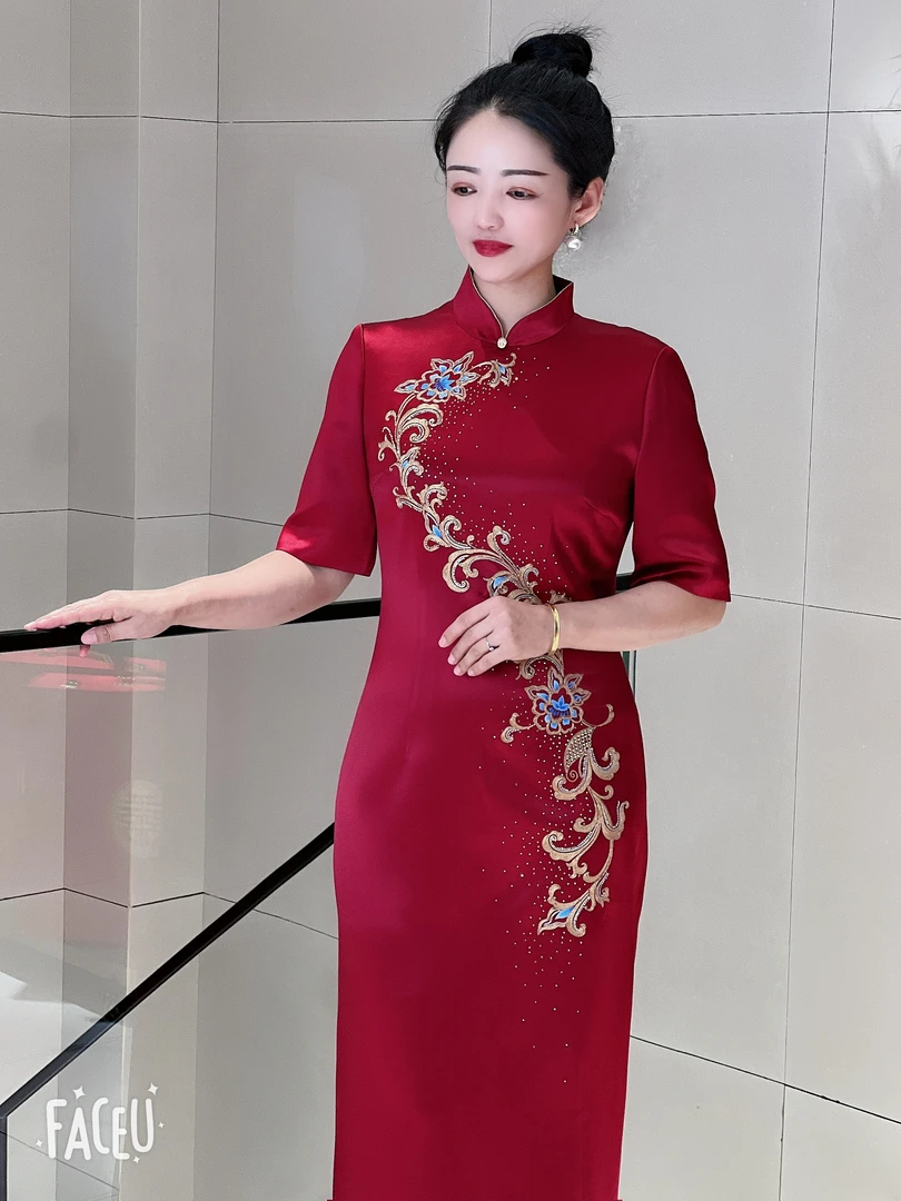 酒红色复古刺绣旗袍