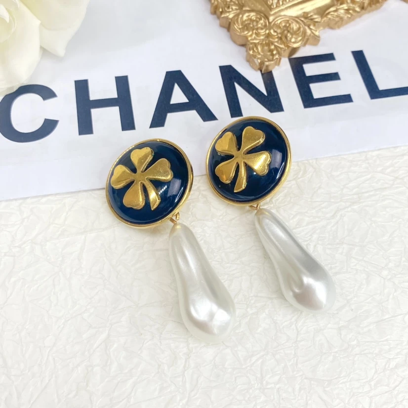 95新 Chanel/香奈儿 中古四叶草黑白珍珠双C耳夹/EJ49258