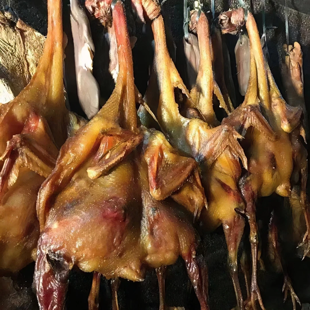 农村柴火烟熏腊土鸡