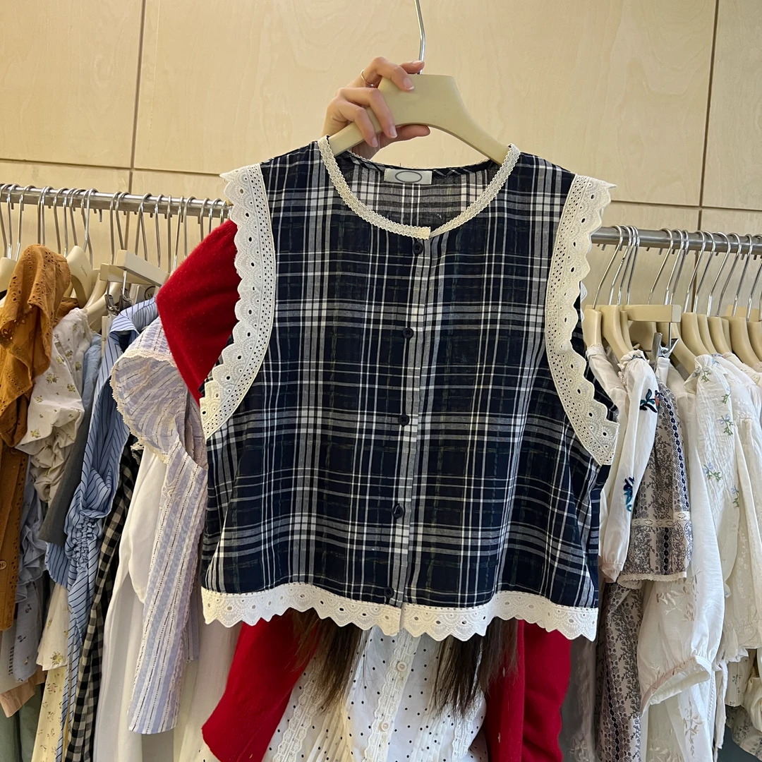 韩版夏季田园风复古格子拼接镂空洋气蕾丝边无袖单排扣棉麻衬衣
