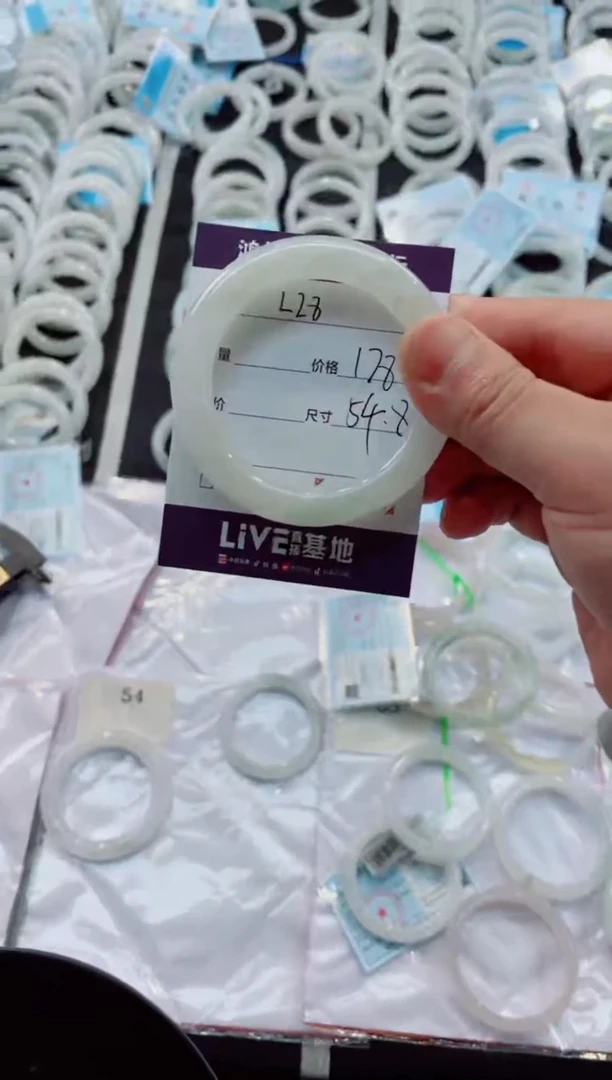 【闪购商品】石英质玉手镯未镶嵌L28