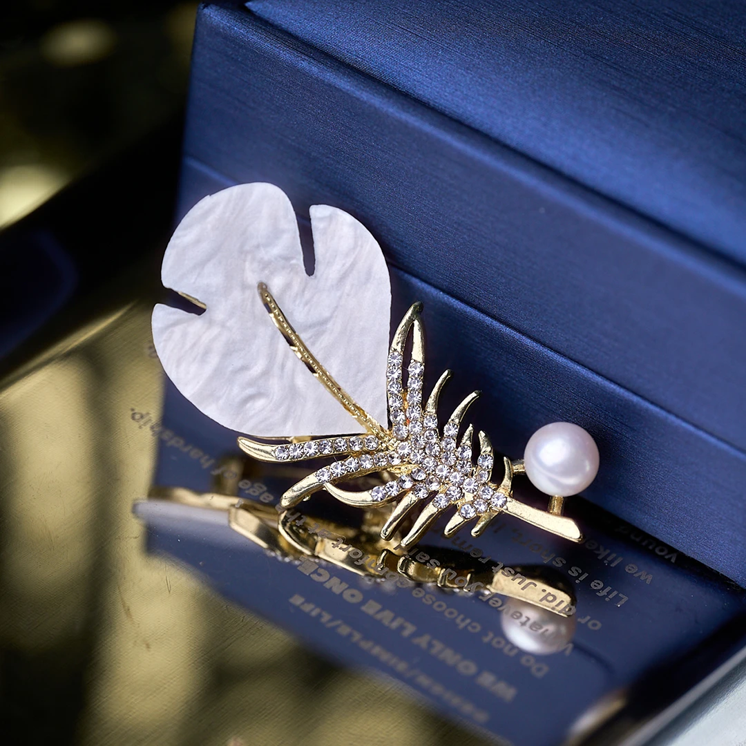 淡水珍珠皇冠珍珠胸针花小众设计感高档女气质高级精致感胸