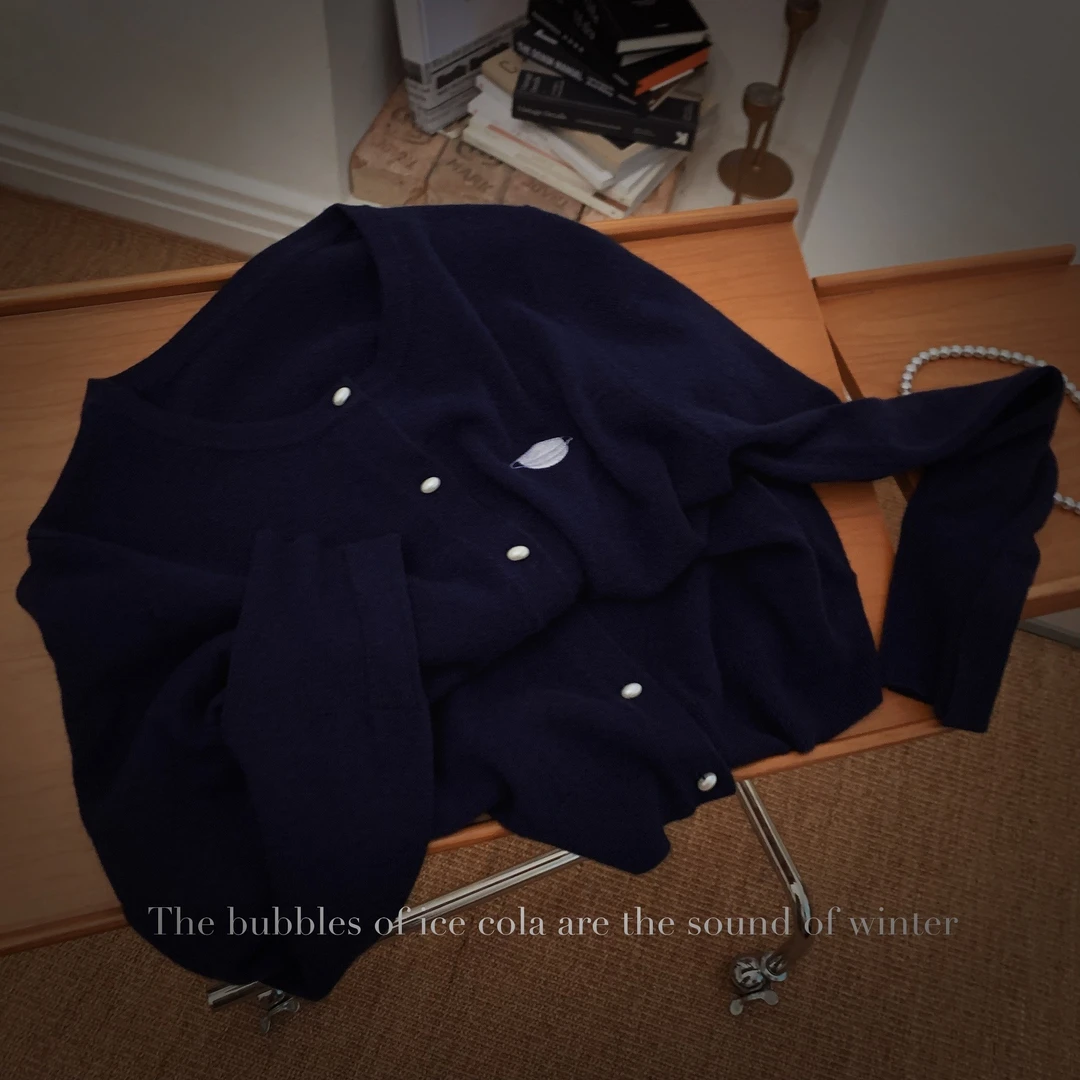 【阿黛】蓟蓝色口罩刺绣粗纺开衫