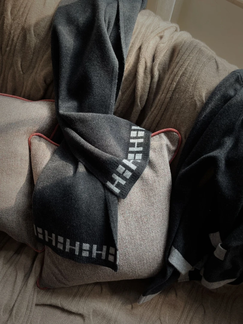 【阿黛】利落炭灰色复古提花毛绒围巾