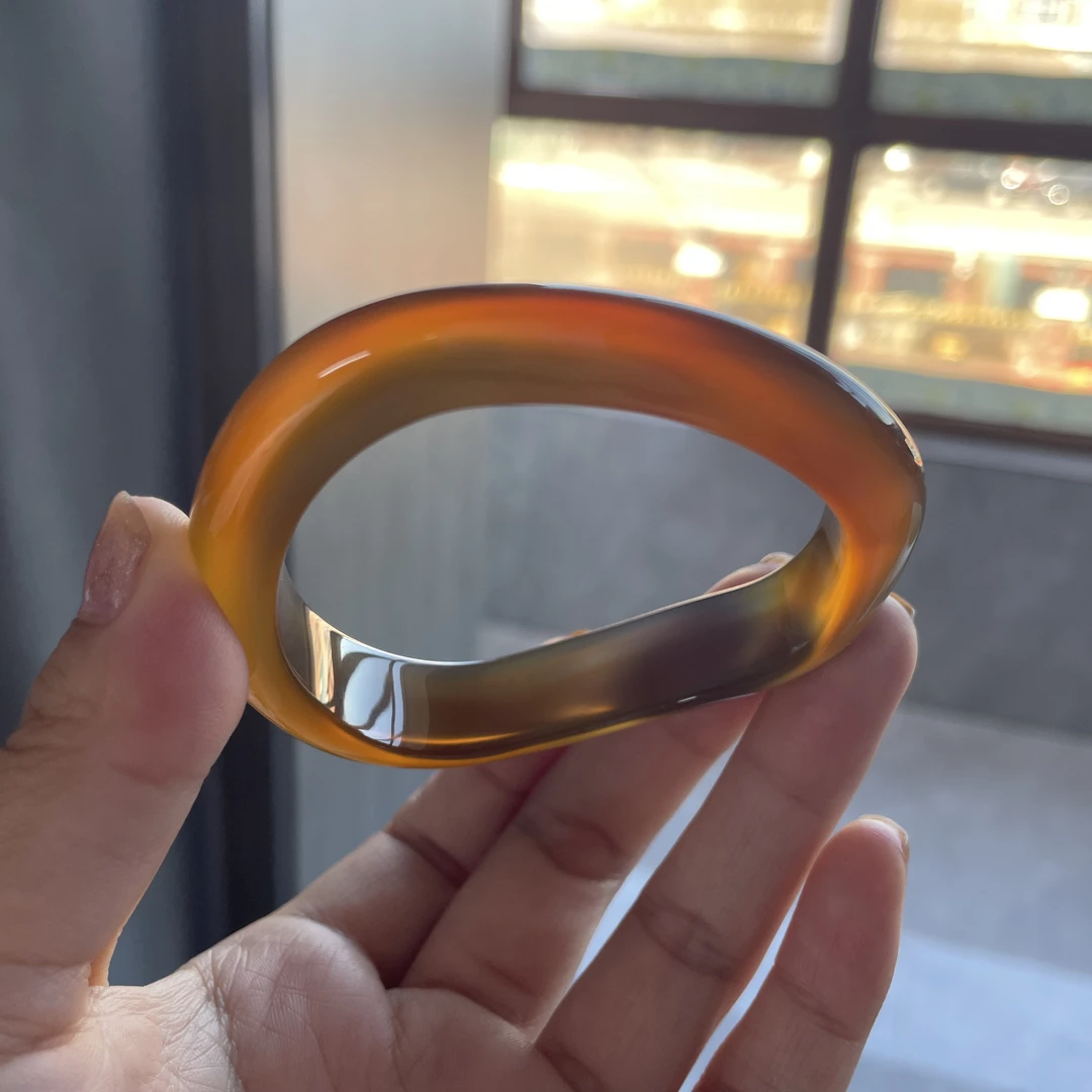 56.8口径香槟金色冰透毕业扭扭镯子天然玛瑙玉髓（280）