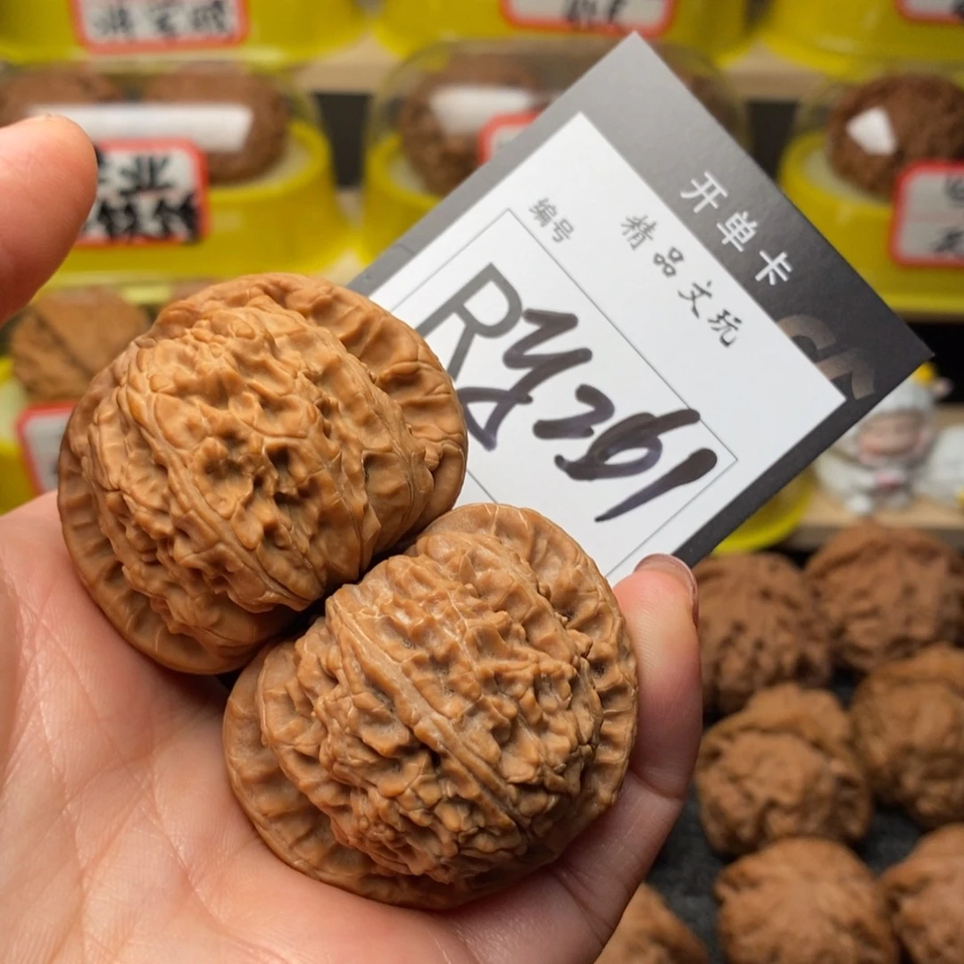 文玩核桃把件程*爱白狮子