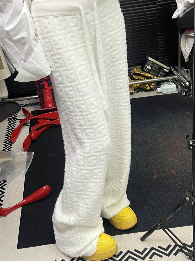 设计V领蕾丝定位衣