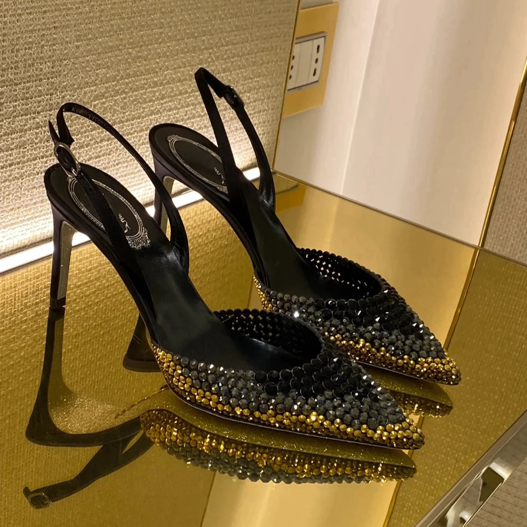 【黑金盛筵】2025新款夏季一字扣中空后绊带细跟水钻尖头包头凉鞋